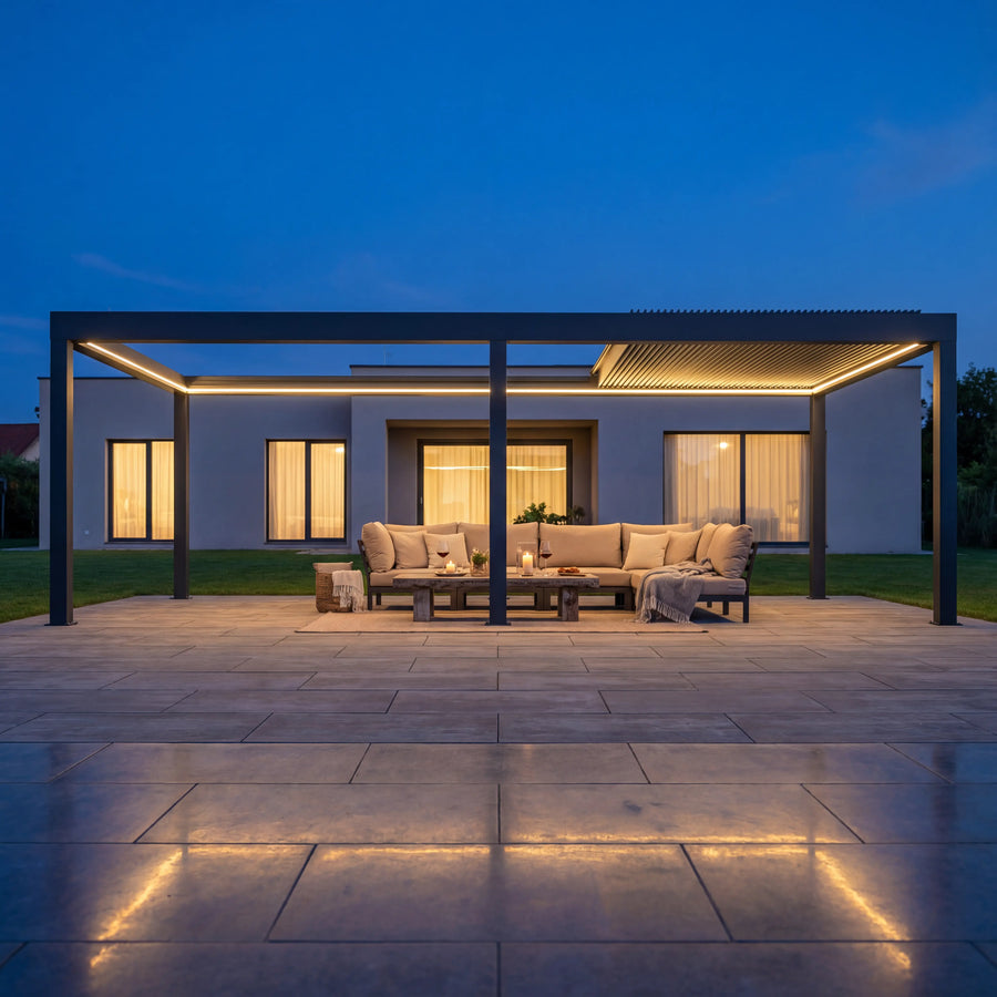 SkyPergola SkyInfinity Pro Aluminium-Pergola Anthrazit mit LED-Beleuchtung, Terrasse am Abend