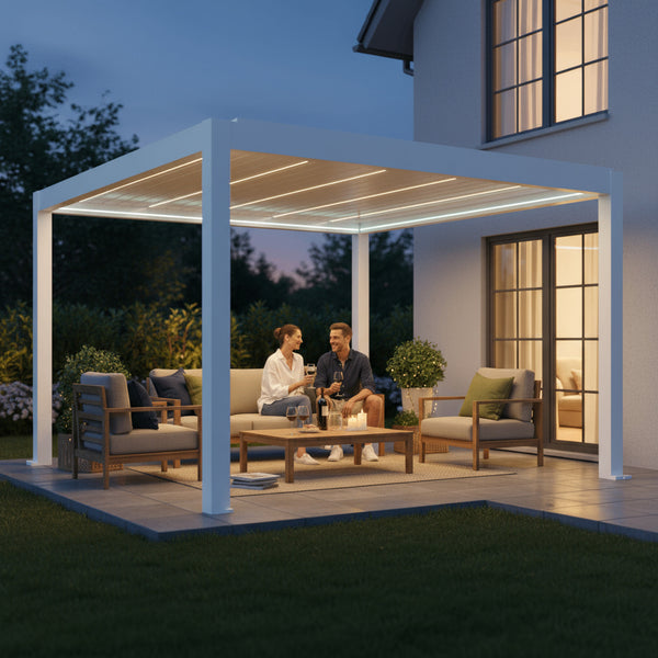 SkyPergola SkyMax Ultra Aluminium-Pergola 4x4m Weiß mit LED-Lamellen, Paar auf Terrasse am Abend