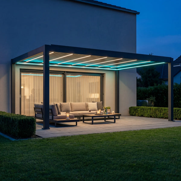 SkyPergola SkyMax Ultra Aluminium-Pergola 4x6m Anthrazit mit RGB-Rahmen und LED-Lamellen bei Nacht