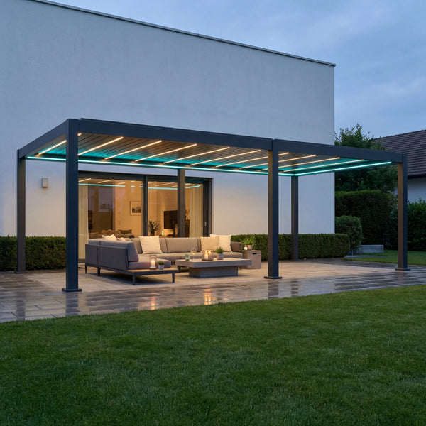 SkyPergola SkyMax Ultra Aluminium-Pergola 4x8m Anthrazit mit RGB-Rahmen und LED-Lamellen bei Dämmerung
